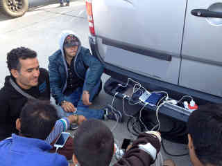 Handyakkus wieder voll - dieser österreichische Kleinbus stellt Strom zur Verfügung. Foto: BR | Jutta Prediger