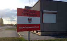 Die Flüchtlinge müssen aufgrund der Kontrollen stundenlang warten, bis sie diesen Punkt erreichen. Foto: BR | Jutta Prediger