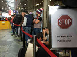 … schließlich müssen sie hier oft stundenlang warten. Foto: BR | Alexander Brutscher