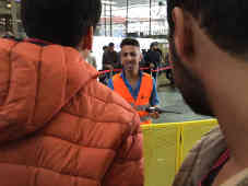 Ahmad spricht arabisch, englisch und deutsch. Mit Fragen kommen viele Menschen aus Syrien zuerst zu ihm. Foto: BR | Alexander Brutscher