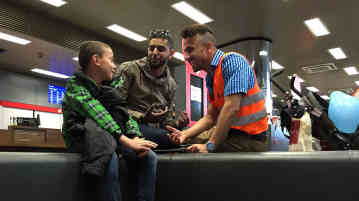 Ahmad kümmert sich auch um die Kinder hier. Wie um diesen syrischen Jungen, der gerade auf seinen Bruder wartet. Foto: BR | Alexander Brutscher