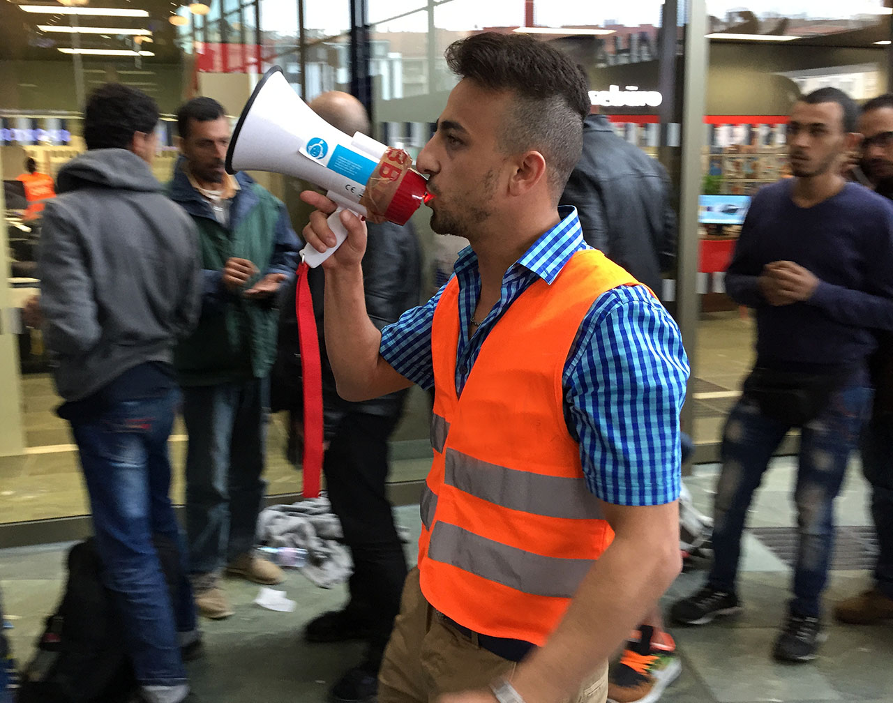 "Bitte alle in eine Reihe!" Damit der Ticketkauf schneller geht, sollen sich die Menschen geordnet anstellen. Foto: BR | Alexander Brutscher