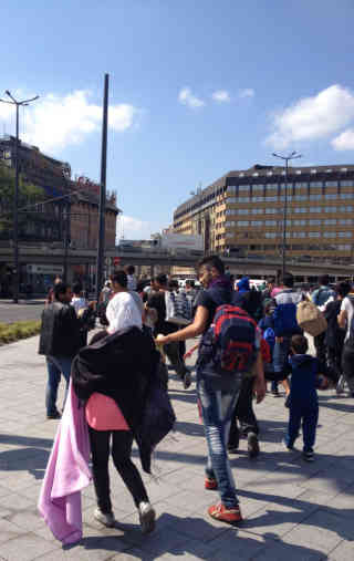 Flüchtlinge wollen zu Fuß an die österreichische Grenze laufen. Foto: BR | Harriett Ferenczi