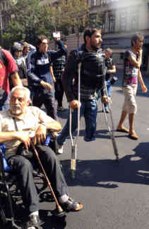 Unter den Flüchtlingen auch alte Menschen und Kriegsinvaliden. Foto: BR | Harriett Ferenczi