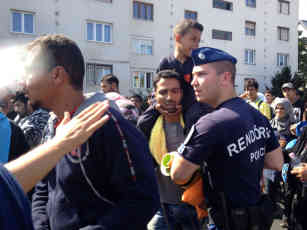 Die Polizei lässt die Menschen friedlich ziehen. Foto: BR | Harriett Ferenczi