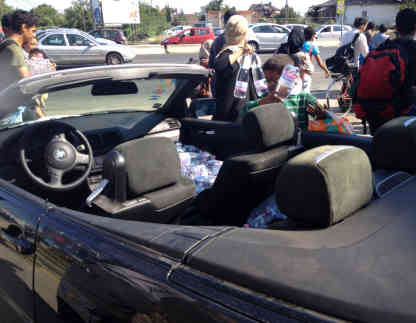 Spontane private Hilfe - Wasser gegen die große Hitze. Foto: BR | Harriett Ferenczi