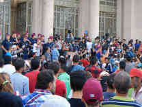 Die Polizei lässt die Flüchtlinge nicht in den Bahnhof. Foto: BR | Attila Poth