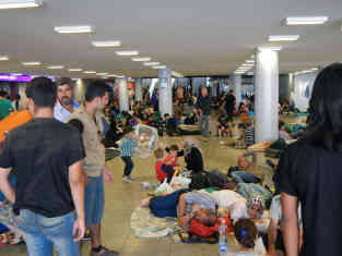 In der Unterführung gibt es hunderte Menschen, die kein Geld, Essen oder Getränke mehr haben. Foto: BR | Attila Poth