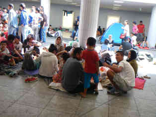 Die Flüchtlinge warten auf Informationen. Sie wissen nicht, warum sie nicht rein drüfen oder wie es weitergehen soll. Foto: BR | Attila Poth