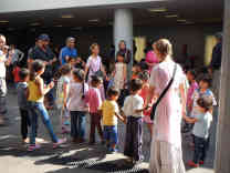 Hare-Krishna spielen vor dem Bahnhof mit Kindern. Foto: BR | Attila Poth