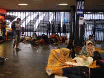 Die Polizei hat die Treppen zum Bahnhof gesperrt. Foto: BR | Attila Poth