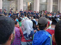 Gespannte Masse: Die Menschen wollen weg aus Ungarn. Foto: BR | Attila Poth