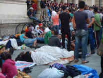 Viele Flüchtlinge haben am Boden vor dem Bahnhof übernachtet. Foto: BR | Attila Poth