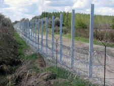Der Bau der „ungarischen Mauer“ geht voran. Die frisch angelegten Pfosten für den 4 Meter hohen Zaun zeigen, dass der illegale Grenzübertritt seitlich der Bahnstrecke Horgos- Röszke noch schwieriger sein wird. Foto: BR | Dejan Stefanovic
