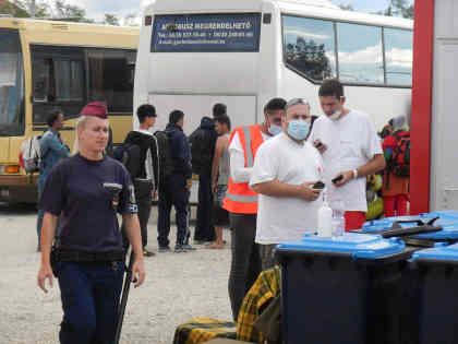 Flüchtlinge, die bei Röszke ungarischen Boden betreten, werden in das nahe gelegene neu eröffnete Auffanglager transportiert. Foto: BR | Dejan Stefanovic