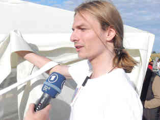 Offizielle Hilfe gibt es vor Ort nicht. Freiwillige Helfer aus verschiedenen Ländern versorgen Flüchtlinge mit Proviant. Der Student Oliver Bazaniak ist aus Berlin nach Ungarn gefahren um zu helfen. Foto: BR | Dejan Stefanovic