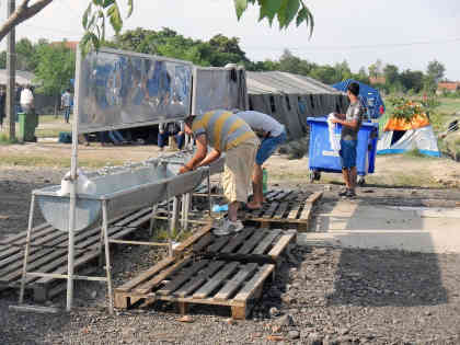 Sich zu waschen ist nach tagelangen Strapazen vielen Flüchtlingen ein dringendes Bedürfnis. Foto: BR | Dejan Stefanovic