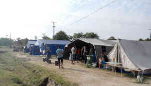 Im Durchgangslager gibt es Zelte, Duschen für die Flüchtlinge, Lebensmittelpakete und Strom für die Handys. Foto: BR | Dejan Stefanovic