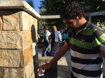 Der 22-jährige Ahmed aus dem Irak ist mit seiner großen Familie geflüchtet. Der IS hat ihnen alles weggenommen. Die Flucht bis Belgrad, über Griechenland und Mazedonien, dauerte 6 Tage. Unterwegs sind sie von der einheimischen Bevölkerung unterschiedlich aufgenommen worden. Foto: BR | Rupert Waldmüller