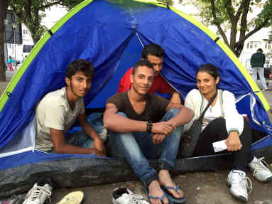 Die Eltern haben das Haus verkauft, um unsere Reise zu finanzieren“, erzählt die 26-jährige Walaa, die sich mit ihren Geschwistern aus Syrien auf den Weg gemacht hat. Den Mut und den Optimismus hat sie trotz der qualvollen Reise nicht verloren. Foto: BR | Rupert Waldmüller