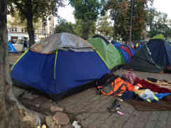 Der Park beim Belgrader Busbahnhof. Nicht alle Flüchtlinge haben Zelte. Viele müssen bei immer niedrigeren Temperaturen unter freiem Himmel bleiben. Die serbische Regierung plant den Bau eines winterfesten Flüchtlingszentrums am Stadtrand in der Nähe der Autobahn. Foto: BR | Rupert Waldmüller