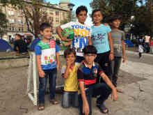 Humane Belgrader haben in einem der beiden Parks Mini-Fußballtore aufgestellt, die den Jüngsten helfen sollten, den Alltag wenigstens für ein paar Stunden zu verdrängen. Ist unter ihnen auch ein neuer „Messi“? Foto: BR | Rupert Waldmüller