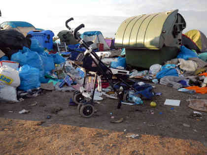 Spuren des Aufenthalts von tausenden Flüchtlingen an der Sammelstelle hinter der ungarisch-serbischen Grenze bei Röszke. Foto: BR | Dejan Stefanovic