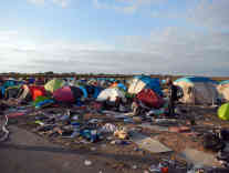 Viele Zelte wurden inzwischen von den humanitären Organisationen zur Verfügung gestellt, weil die Flüchtlinge zum Teil die Nacht im Freien bei niedrigen Temperaturen im Freien verbringen mussten. Foto: BR | Dejan Stefanovic