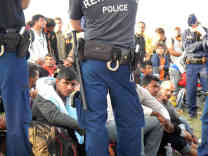 Immer wieder kommt es zu Konfrontationen mit der ungarischen Polizei, weil sich viele Flüchtlinge nicht registrieren lassen und möglichst schnell weiter nach Deutschland wollen. Foto: BR | Dejan Stefanovic