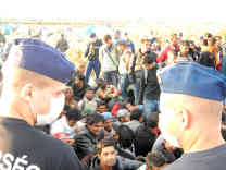 Immer wieder kommt es zu Konfrontationen mit der ungarischen Polizei, weil sich viele Flüchtlinge nicht registrieren lassen und möglichst schnell weiter nach Deutschland wollen. Foto: BR | Dejan Stefanovic