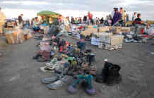 Freiwillige Helfer verteilen das Notwendigste an die Flüchtlinge. Foto: BR | Dejan Stefanovic