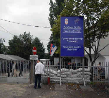 Um den großen Ansturm der Flüchtlinge zu bewältigen, die laufend von der mazedonischen Grenze kommen, arbeiten die Mitarbeiter im Registrierungszentrum rund um die Uhr. Foto: BR | Dejan Stefanovic