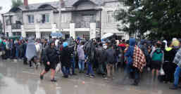 Schutzlos sind die Flüchtlinge den Elementen ausgesetzt, wenn sie auf die Registrierung warten. Foto: BR | Dejan Stefanovic