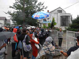 Geduldig warten die meisten Flüchtlinge, manchmal tagelang, auf die Registrierung. Nur so können sie ein Busticket Richtung Norden bekommen. Foto: BR | Dejan Stefanovic