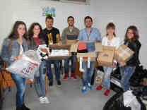 Ermal und seine Schulfreunde vom Gymnasium in Presevo haben Kleider und Schuhe für die Flüchtlinge gesammelt. Foto: BR | Dejan Stefanovic