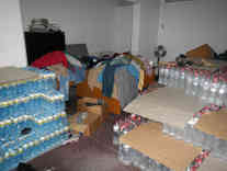 Freiwillige Helfer des Jugendbüros in Presevo verteilen die Hilfsgüter und Helfen beim kostenlosen Bustransfer der Flüchtlinge vom serbischen Grenzort Miratovac bis zur Registrierungsstelle in Presevo. Foto: BR | Dejan Stefanovic