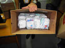 Weil viele Flüchtlingsfamilien mit kleinen Kindern unterwegs sind, gehören Windeln zu den besonders wichtigen Hilfsgütern. Foto: BR | Dejan Stefanovic