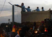 Kurz vor Mitternacht wurde das letzte Stück befestigt. Foto: BR | Attila Poth