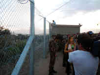 Live-Schalten direkt am Zaun. Foto: BR | Attila Poth