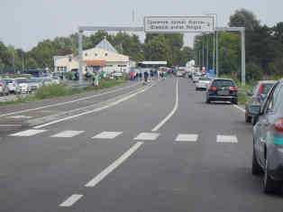 Etwa halbe Stunde braucht es um einen Asylantrag in Ungarn einzureichen. 48 Menschen können hier an einem Tag abgefertigt werden. Foto: BR | Attila Poth
