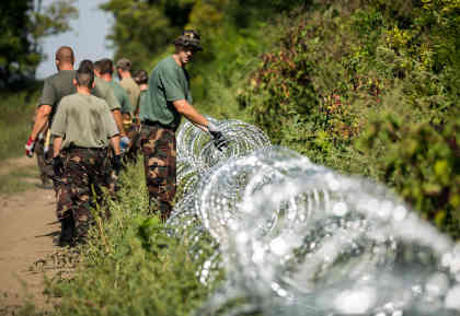 Nach dem Grenzzaun zu Serbien, hat Ungarn auch begonnen einen Zaun zu Kroatien hochzuziehen. Foto: picture-alliance/dpa