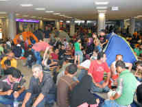 Die Menschen sind ratlos, niemand weiß wie es weitergehen soll. Foto: BR | Attila Poth