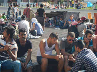 Die Flüchtlinge warten auf ein Wunder – sie möchten nicht in Ungarn bleiben. Foto: BR | Attila Poth