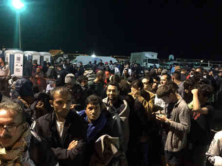Diese Nacht kamen über 1000 Menschen vor das Aufnahmelager. Platz ist zwar genug, aber die Registrierung dauert Stunden. Es kommen ständig Flüchtlinge nach. Foto: BR | Gordan Godec
