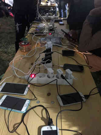 Mehrere Dutzend Handys können so gleichzeitig geladen werden. Foto: BR | Gordan Godec