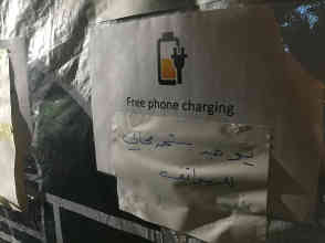 Eines der wichtigsten Dinge für die Flüchtlinge ist es, die Handys zu laden. Foto: BR | Gordan Godec