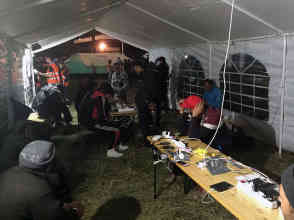 Die freiwilligen Helfer haben dafür ein extra Zelt aufgestellt. Foto: BR | Gordan Godec