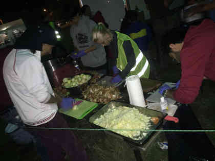 Freiwillige Helfer kochen für die Flüchtlinge vor dem Lager Opatovac und beachten dabei die Essgewohnheiten der Flüchtlinge. Foto: BR | Gordan Godec