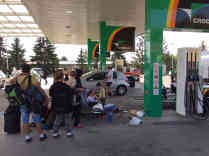 Eine Tankstelle in der Nähe dient als weiters Notquartier. Foto: BR | Eberhard Nembach