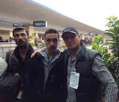 Merouane Missaoua (rechts), Übersetzer für die Caritas am Wiener Westbahnhof mit zwei syrischen Flüchtlingen. Foto: BR | Ralf Borchard